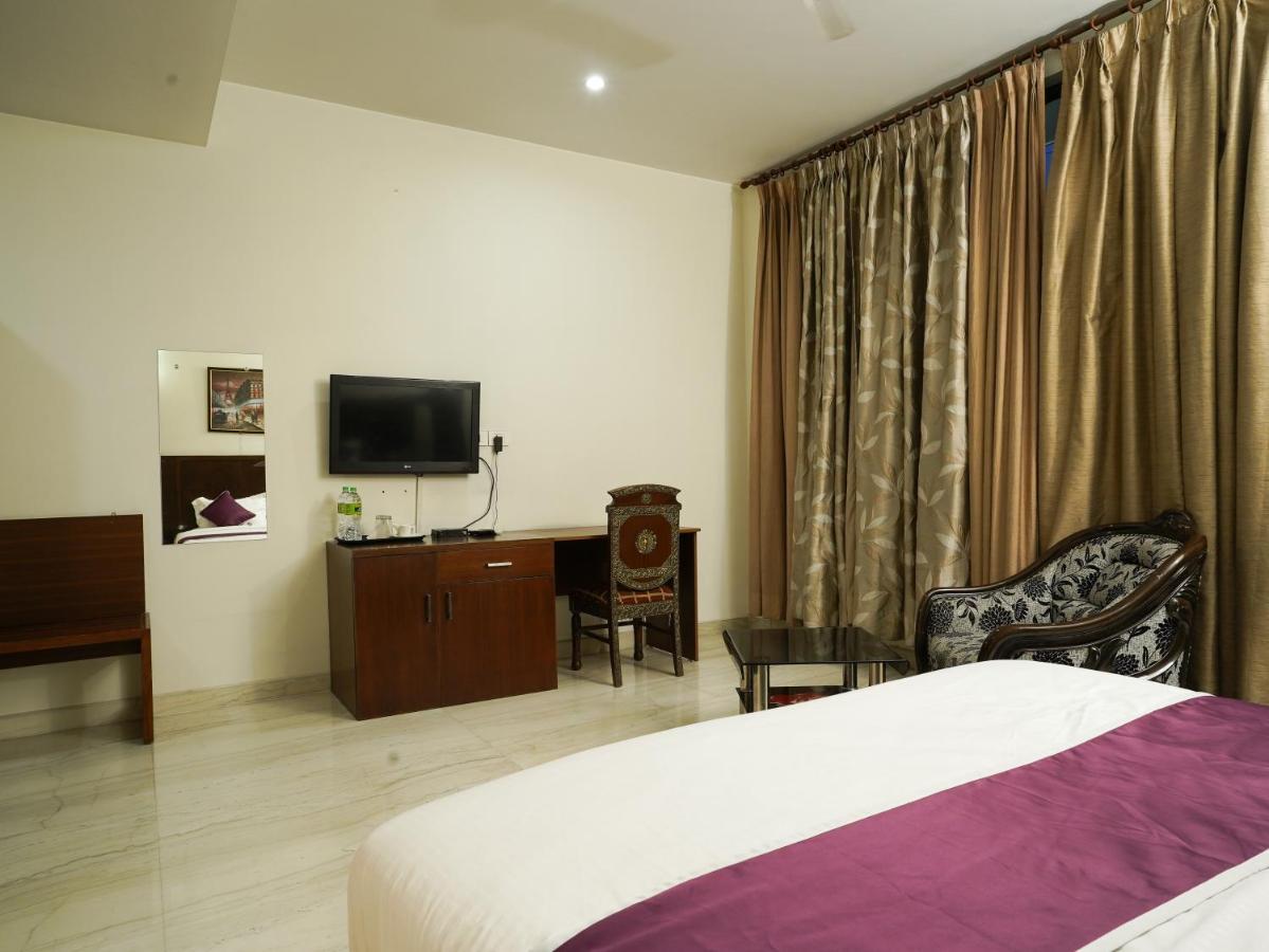 Lime Tree Hotel Sushant Lok Gurgaon Sector 29 Next To Iffco Chowk Metro Exterior foto
